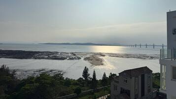 Quarto casal superluxo, sacada, vista para a baía | Praia