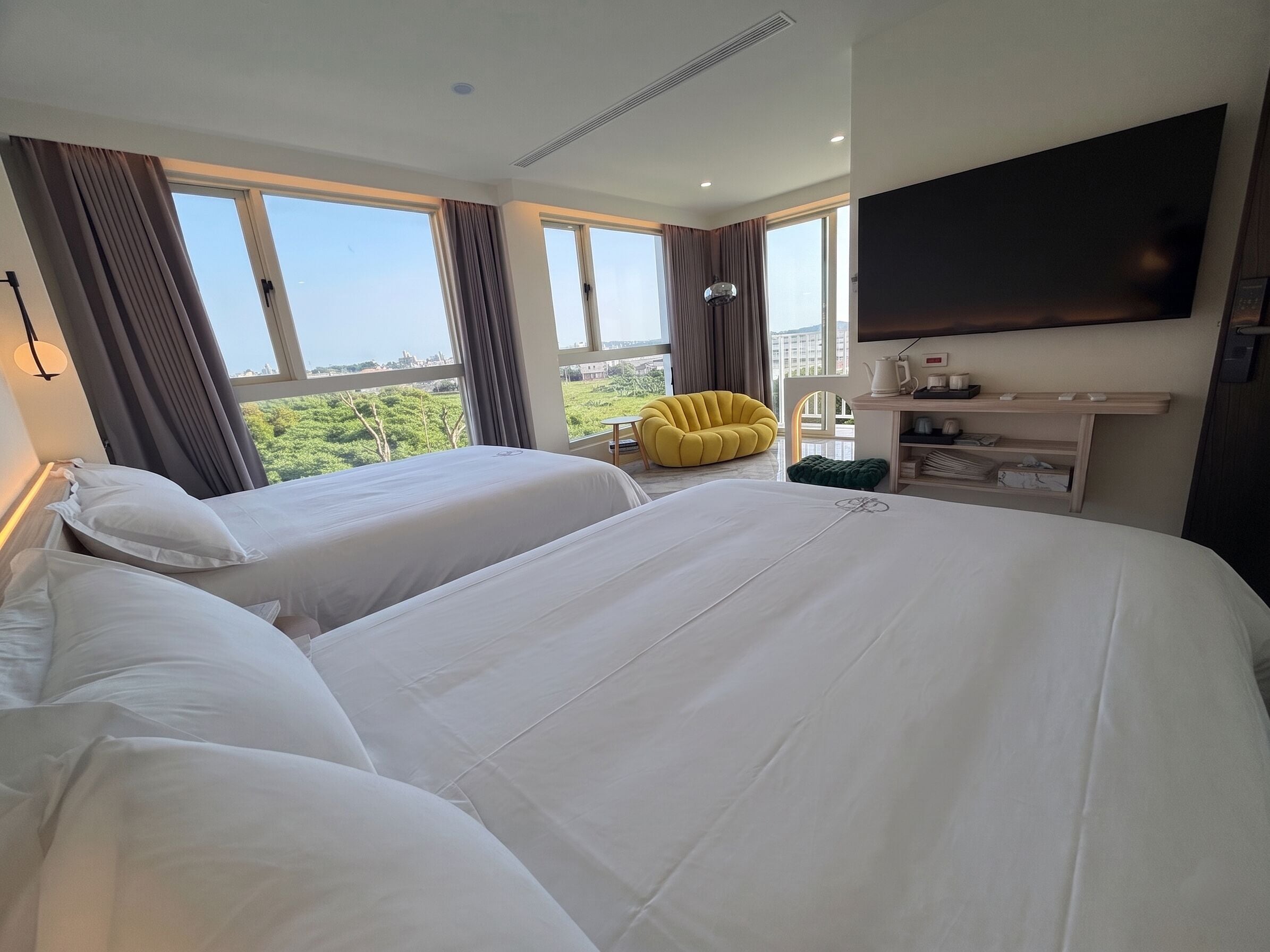 Laptop workspace, free WiFi, bed sheets