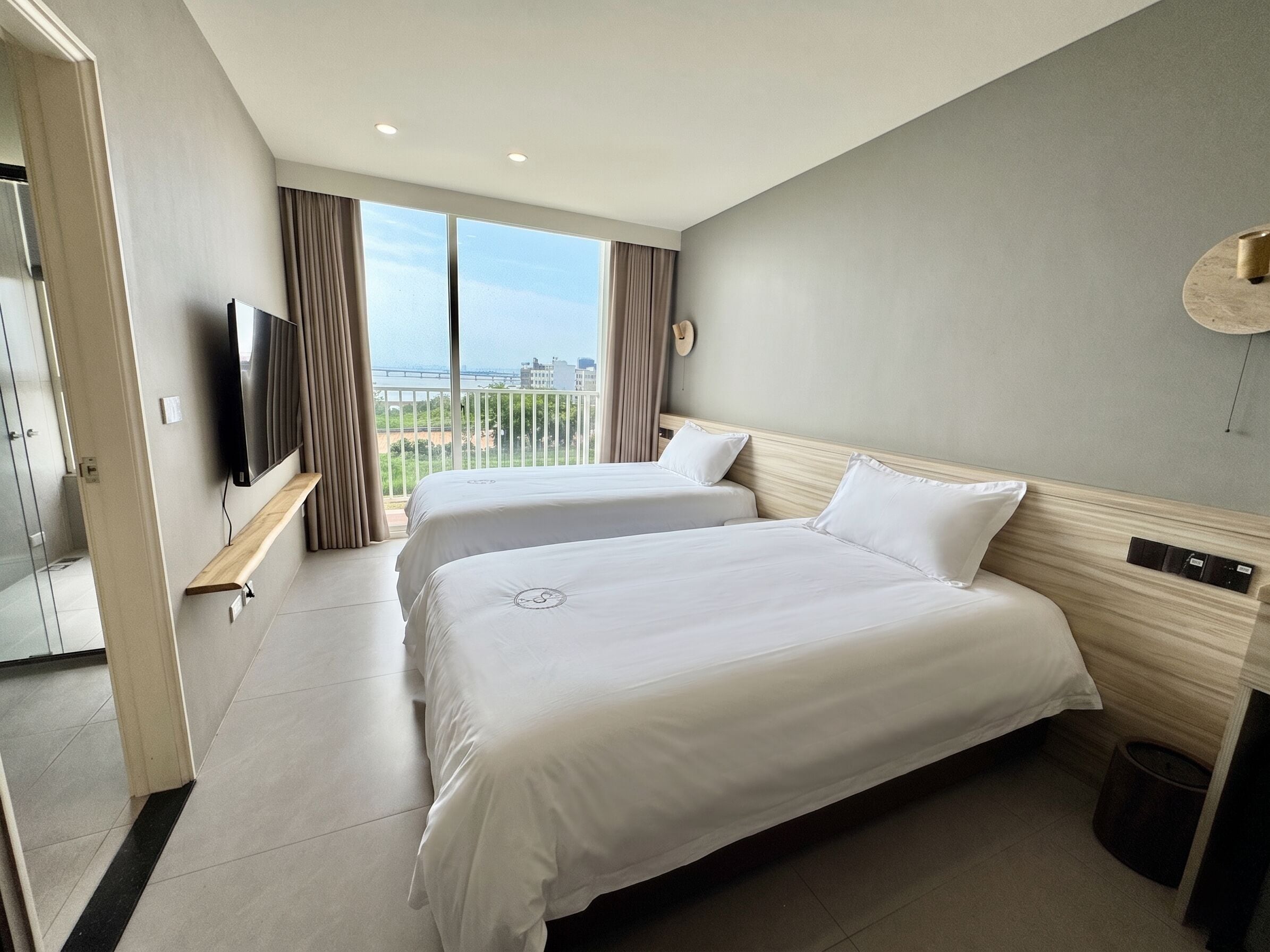 Laptop workspace, free WiFi, bed sheets