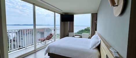 Espacio para trabajar con laptop, wifi gratis y ropa de cama