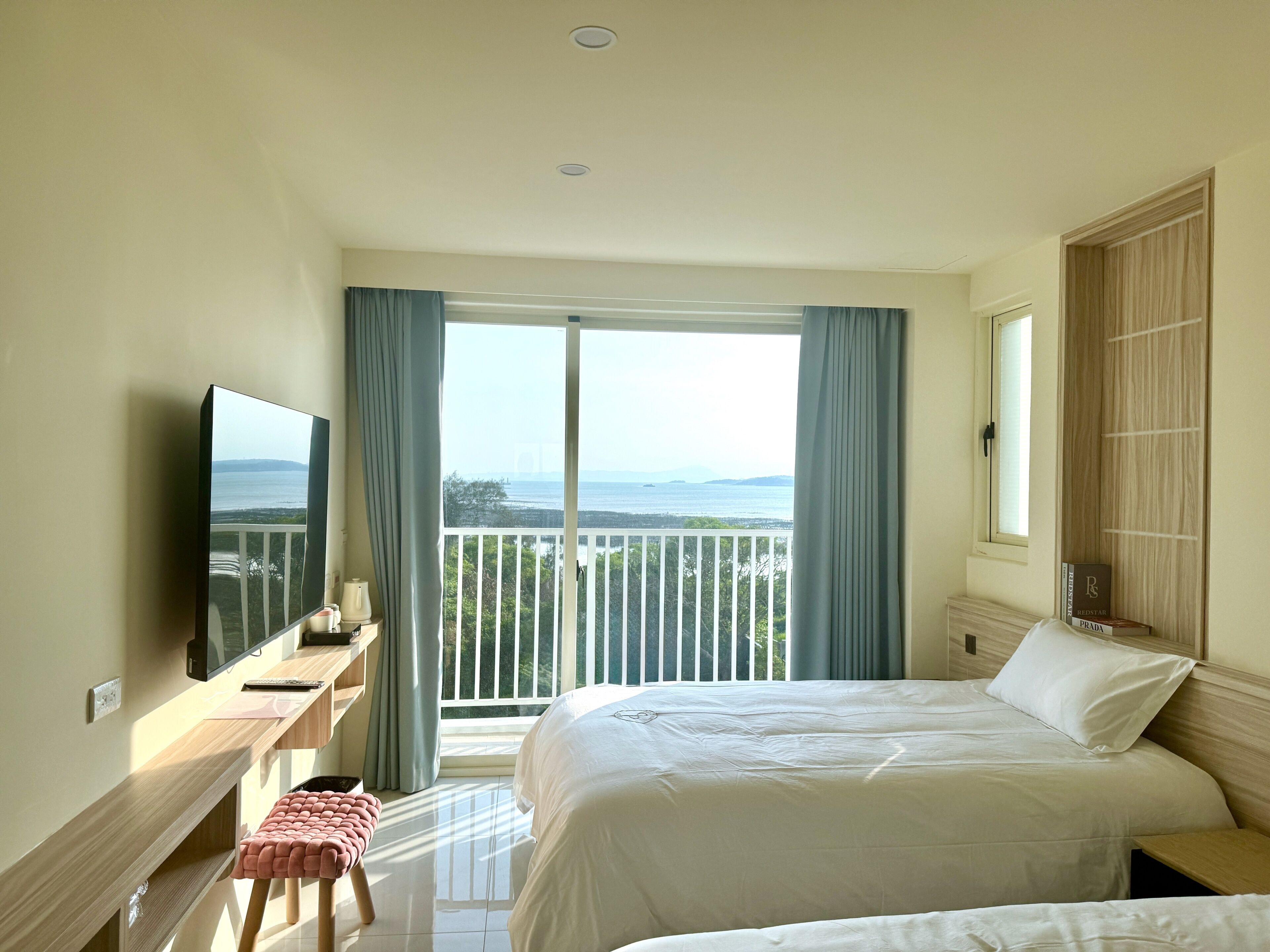 Superior Twin Room, Balcony, Bay View | Laptop workspace, free WiFi, bed sheets