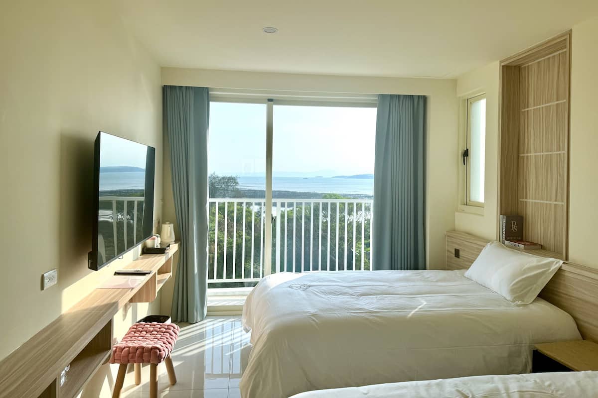 Superior Twin Room, Balcony, Bay View | Laptop workspace, free WiFi, bed sheets
