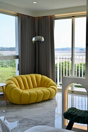 Romantic Double Room, Balcony, Beach View | Laptop workspace, free WiFi, bed sheets - CP Tide whisper (Jinning)
