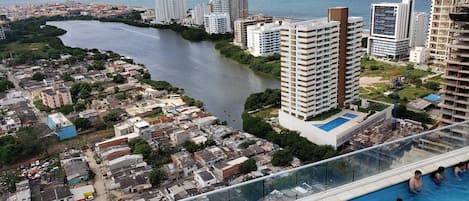 อพาร์ทเมนท์, 2 ห้องนอน, วิวเมือง | สระว่ายน้ำ | สระว่ายน้ำกลางแจ้ง