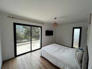 Tabla de planchar con plancha, wifi y ropa de cama 