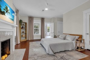 5 bedrooms, desk, iron/ironing board, free WiFi - Historic Montrose Estate, Pool, Hot Tub, Sleeps 12, FIFA World Cup Base (Houston)