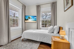 5 bedrooms, desk, iron/ironing board, free WiFi - Historic Montrose Estate, Pool, Hot Tub, Sleeps 12, FIFA World Cup Base (Houston)