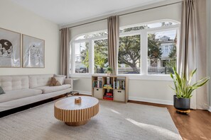 Smart TV, fireplace, books - Historic Montrose Estate, Pool, Hot Tub, Sleeps 12, FIFA World Cup Base (Houston)