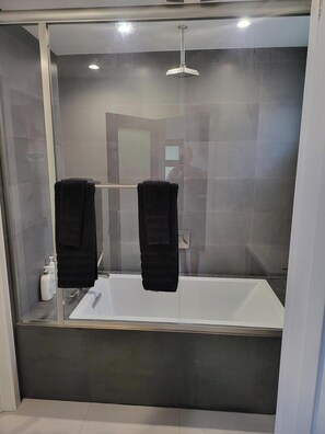 Haartrockner, Handtücher, Seife, Toilettenpapier