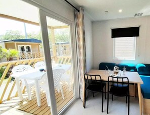 Mobile Home | Dining - Compact Coastal Family Stay for 4 (Hyères)