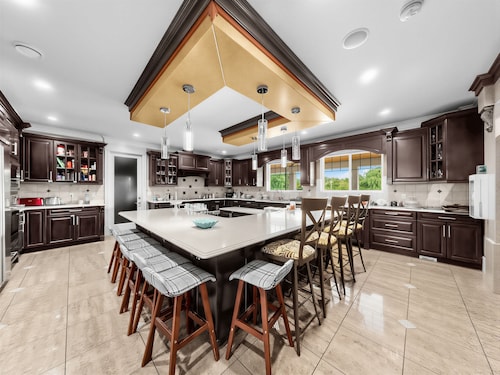 Luxury Mansion Suite: Indoor Pool, AC & Designer Comfort near YVR