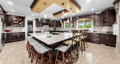 Luxury Mansion Suite: Indoor Pool, AC & Designer Comfort near YVR