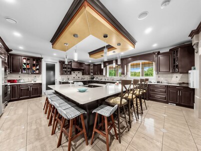 Luxury Mansion Suite: Indoor Pool, AC & Designer Comfort near YVR