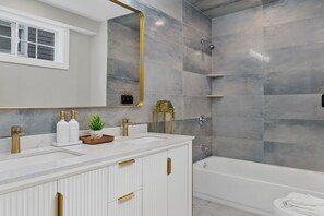 Secadora de cabello, toallas, jabón, papel de baño 