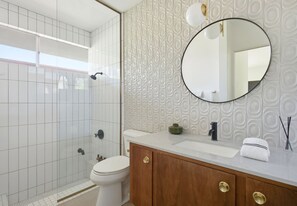 Shower, hair dryer, towels, shampoo - Mid-Century Retreat Near El Paseo (Palm Desert)