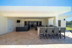 Outdoor dining - Luxury 3-bedroom Casa Linda. (Sosúa)