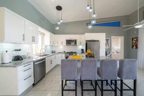 Fridge, microwave, coffee/tea maker, blender - Private Oasis — 3 King Suites — Brand New. (Sosúa)