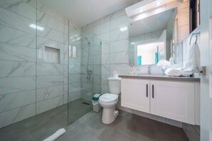 Shower, shampoo - Location • Vibe • Style (Sosúa)