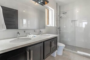 Shower, shampoo - Silence & Serenity • Modern Pool Villa (Sosúa)