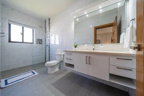 Shower - Modern Villa · Pool, Jacuzzi & Pool Table · Sosúa (Sosúa)