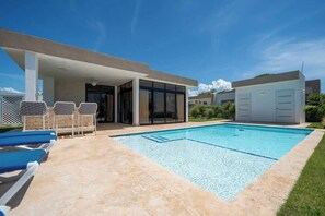 A modern house with a swimming pool, outdoor seating, and a covered patio. - Modern 2BR Villa · Private Pool · Casa Linda (Sosúa)