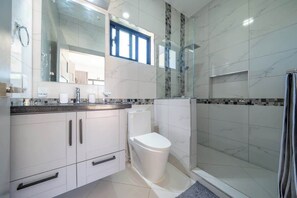 Een douche, shampoo