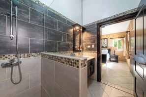 Shower, shampoo - 6BR • Jacuzzi • Ocean View • Solar Backup Power (Sosúa)