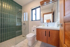 Shower, shampoo - 4 king suites • Mega large • Guest house (Sosúa)