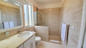 Shower, shampoo - A/C Living Room | Luxury | 3 En-Suite Bathrooms. (Sosúa)