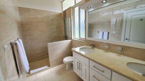 Shower, shampoo - A/C Living Room | Luxury | 3 En-Suite Bathrooms. (Sosúa)