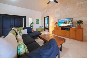 TV - Ocean View Luxe Retreat • 4BR • Pool & Serenity (Sosúa)