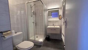 Comfort Double Room | Bathroom | Shower, hair dryer, soap, shampoo