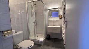 Kahden hengen comfort-huone | Kylpyhuone | Suihku, hiustenkuivaaja, saippua, sampoo