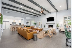 Fernseher, Kamin, Videospiele, Arbeitsbereiche