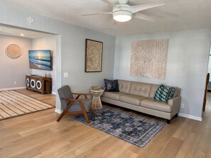 Living area - Spacious 5-bedroom  single family house in beautiful North Wildwood (North Wildwood)