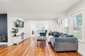 Smart TV - Stylish 2BR Retreat in Hyde Park KC Near Plaza (Kansas City)