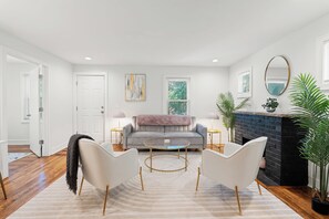 Smart TV - Stylish 2BR Retreat in Hyde Park KC Near Plaza (Kansas City)