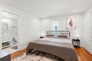 2 bedrooms, iron/ironing board, WiFi, bed sheets - Stylish 2BR Retreat in Hyde Park KC Near Plaza (Kansas City)