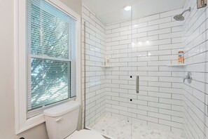 Shower, hair dryer, towels, soap - Stylish 2BR Retreat in Hyde Park KC Near Plaza (Kansas City)
