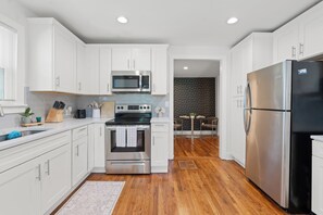 Private kitchen - Stylish 2BR Retreat in Hyde Park KC Near Plaza (Kansas City)