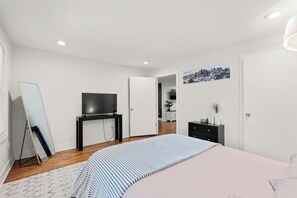 2 bedrooms, iron/ironing board, WiFi, bed sheets - Stylish 2BR Retreat in Hyde Park KC Near Plaza (Kansas City)