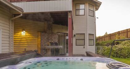 Spacious Huge house with Large Lot with Hot tub near Portland Airport
