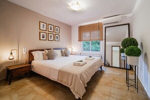 Tabla de planchar con plancha, wifi gratis, ropa de cama