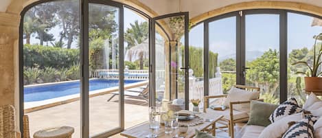 Smart TV, chimenea y reproductor de DVD
