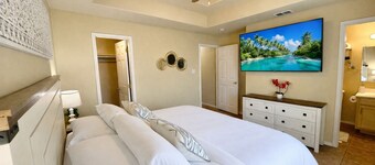 Serene Luxury 2 Master suites 2.5 bth townhome SLEEPS 6+mins to airport/hospital