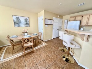 Dining - Serene Luxury 2 Master suites 2.5 bth townhome SLEEPS 6+mins to airport/hospital (Harlingen)