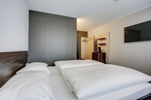 Habitación doble Confort | Escritorio, espacio para trabajar con laptop y cortinas blackout 
