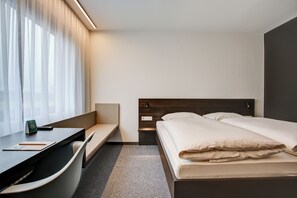 Dobbeltrom – comfort | Skrivebord, skrivebord for bærbar PC, blendingsgardiner og lydisolert