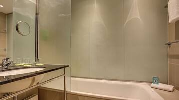 Comfort-Doppelzimmer | Badezimmer | Dusche, Haartrockner, Handtücher, Seife