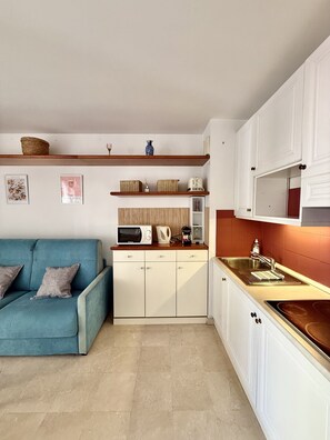 Kühlschrank, Mikrowelle, Wasserkocher mit Kaffee-/Teezubehör